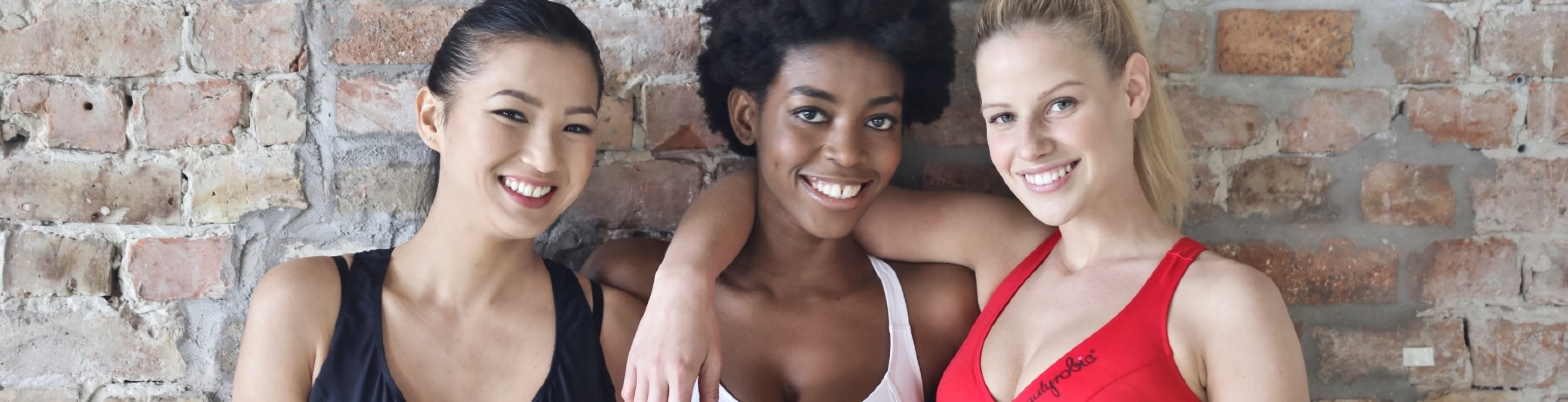 机に置いてある徳利と日本酒が入っている三つのお猪口