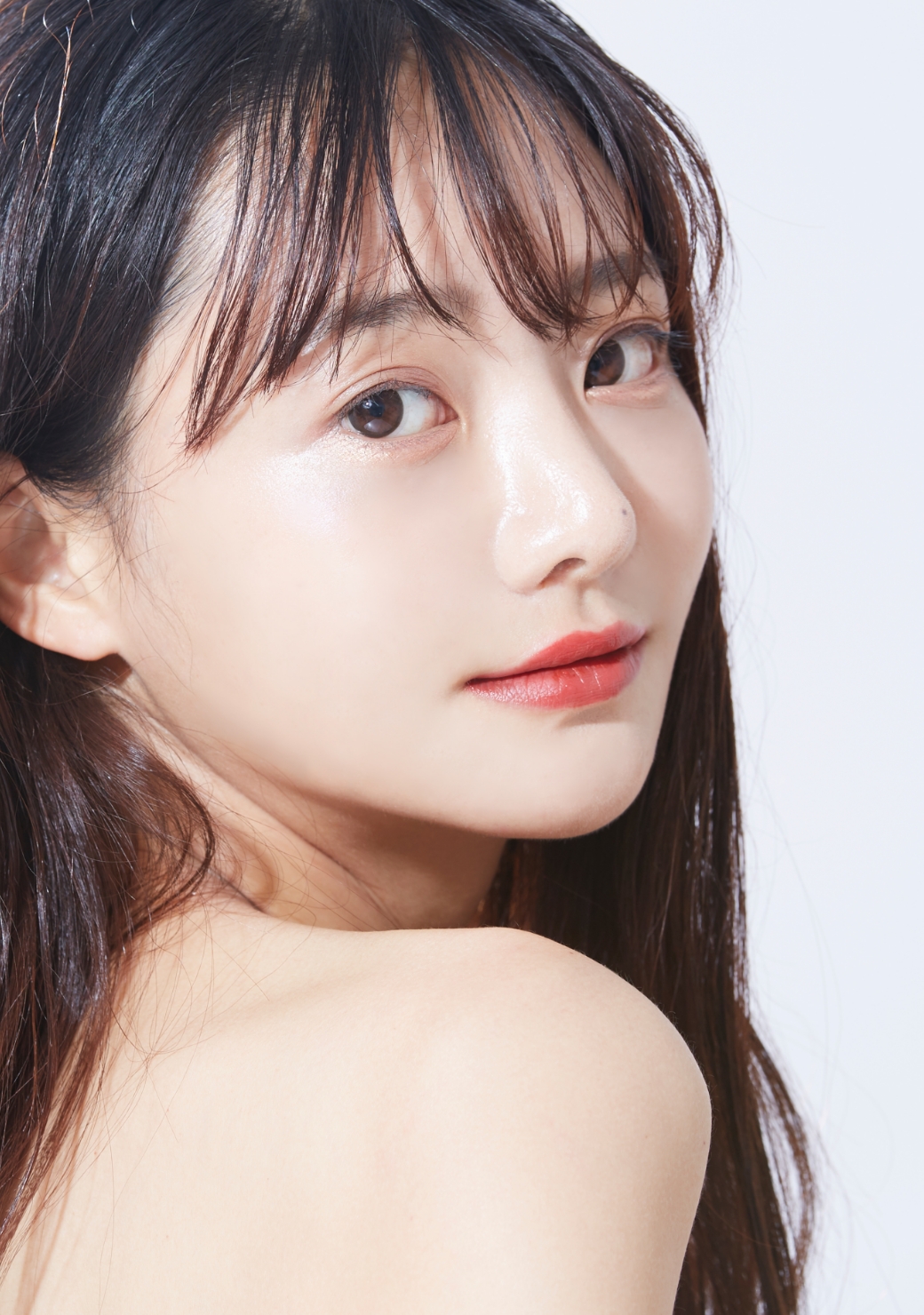 振り向いている美女