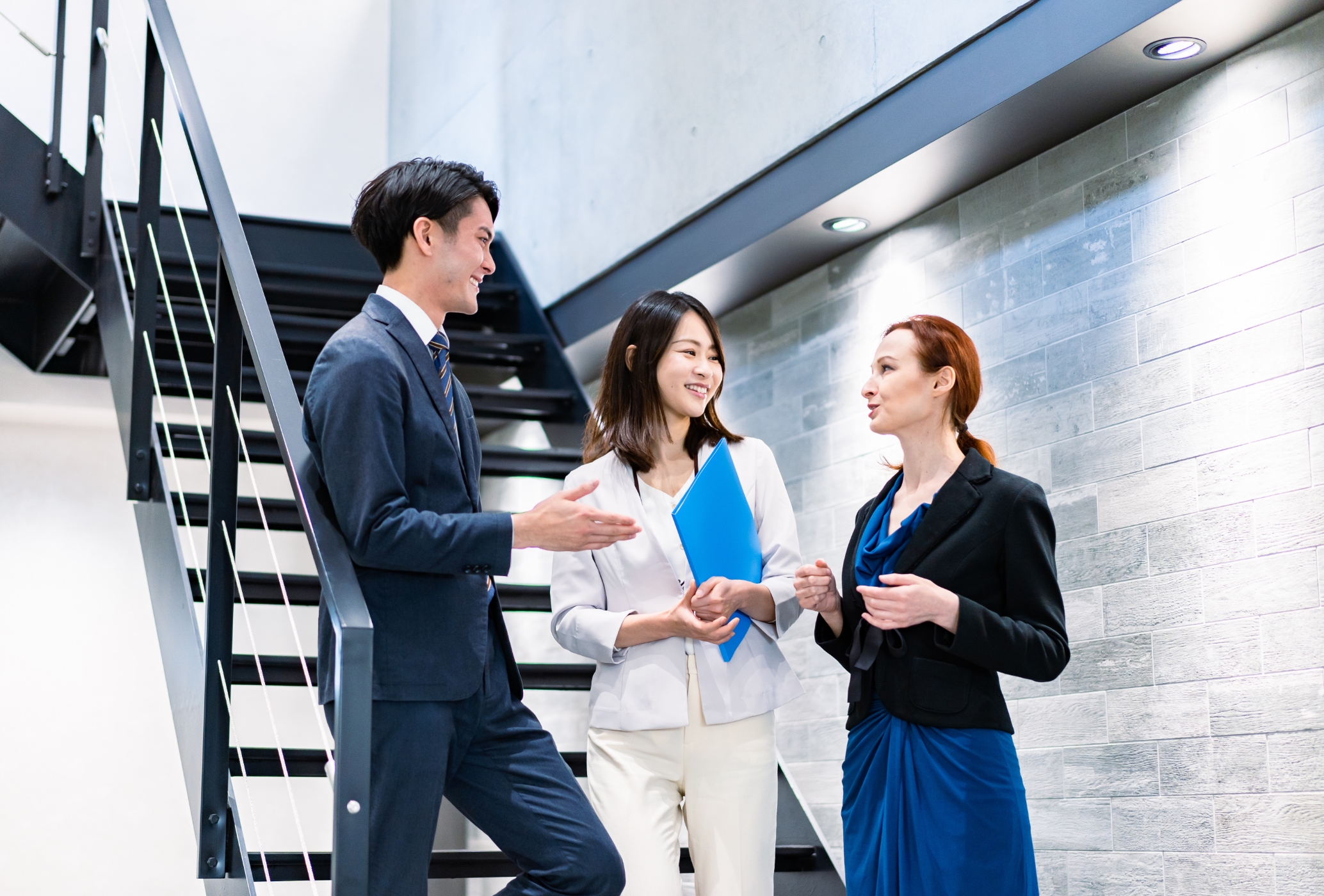 社員同士で会話している写真