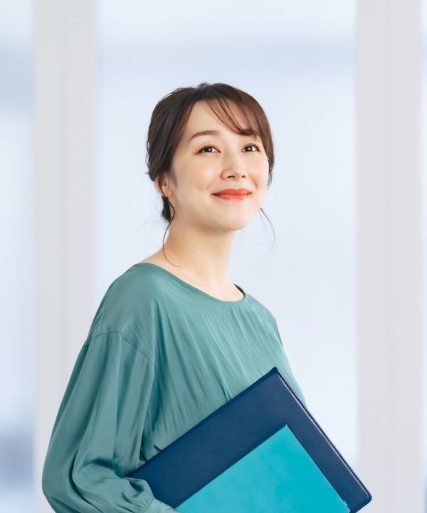 青い洋服を着た女性が前を向いている写真