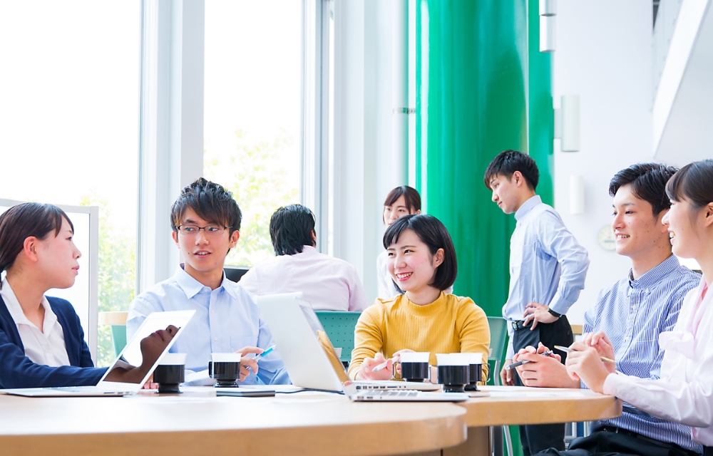 座談会をしている写真